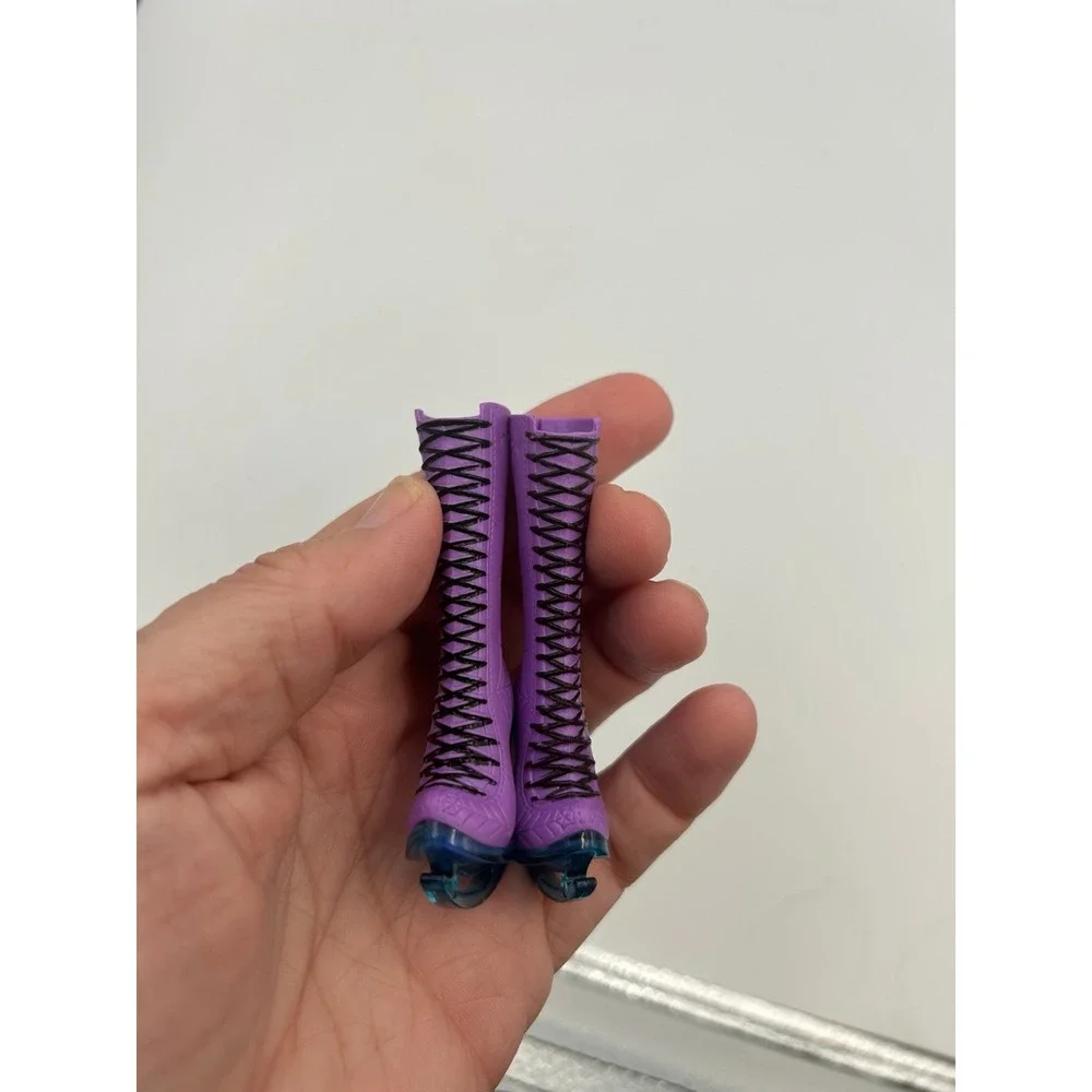 Monster High Abbey Bominable Maul Sessions Pair Ice Skating Boots